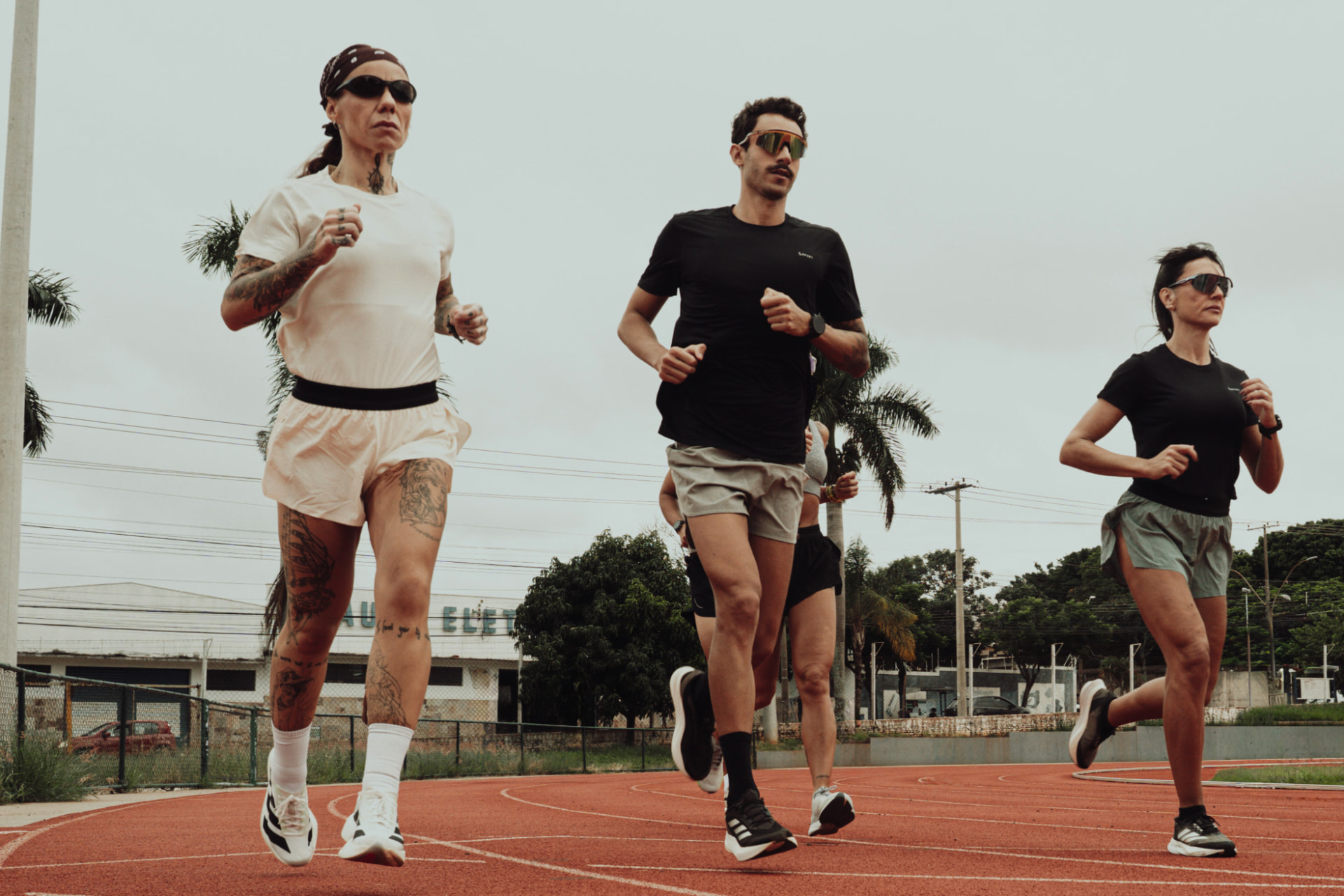 Corrida em grupo na pista
